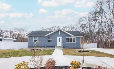 11 Maple Ave, Shirley, NY 11967