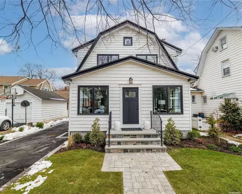 43 Larch Ave, Floral Park, NY 11001