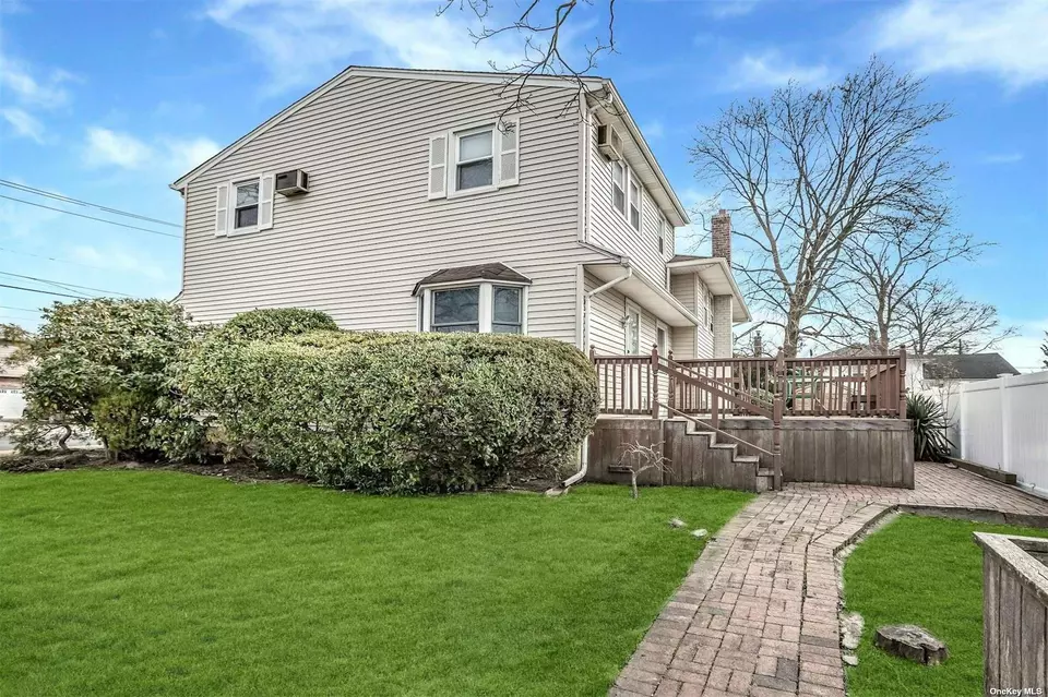 2810 Wynsum Ave, Merrick, NY 11566 16 Photos Movoto