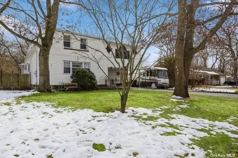 560 Kime Ave, West Islip, NY 11795