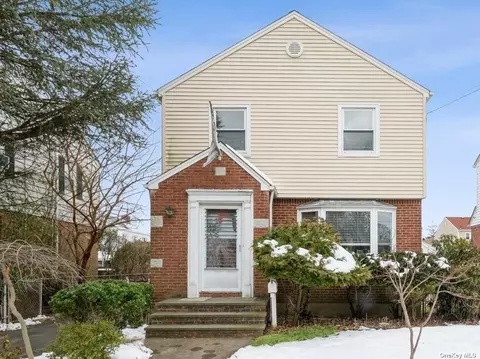 68 Spruce St, West Hempstead, NY 11552