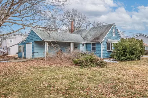 1425 Pine Acres Blvd, Bay Shore, NY 11706