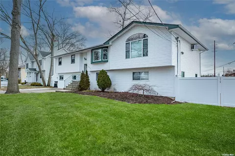 1011 Mccall Ave, Bay Shore, NY 11706