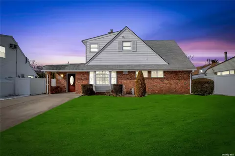 6 Link Ln, Hicksville, NY 11801