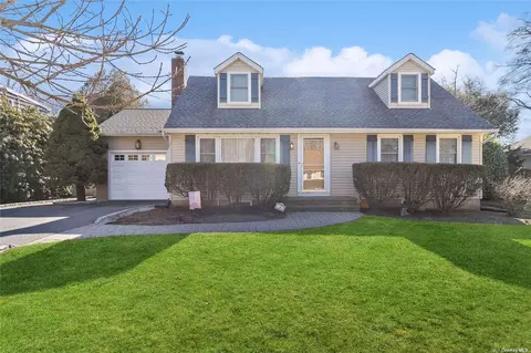 6 Barclay St, Huntington Station, NY 11746