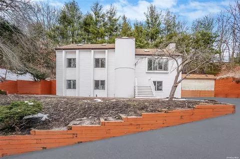 95 Pine Hill Rd, Port Jefferson, NY 11777