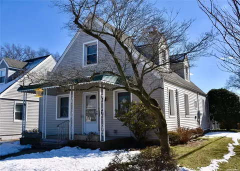60 Stewart Ave, Stewart Manor, NY 11530