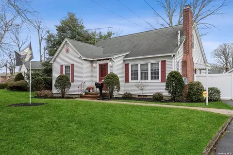 552 Brooklyn Blvd, Brightwaters, NY 11718