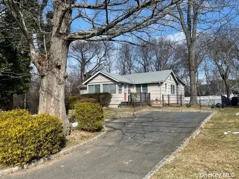 55 Cedar Dr, Miller Place, NY 11764
