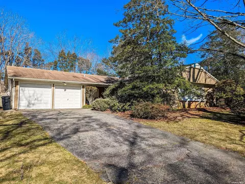 3 Mosshill Pl, Stony Brook, NY 11790