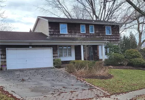 233 Peachtree Dr, East Norwich, NY 11732
