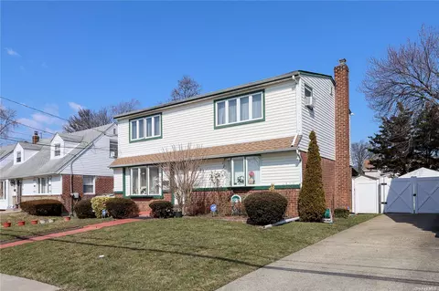 33 Robinson Ave, Valley Stream, NY 11580