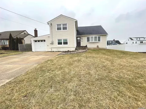 482 S Long Beach Ave, Freeport, NY 11520