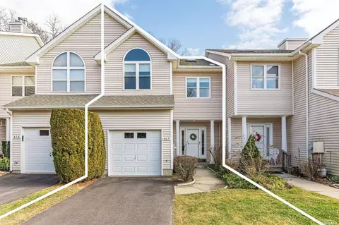 405 Willow Pond Dr #405, Riverhead, NY 11901