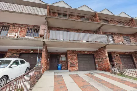 68-17 242nd St #35A, Douglaston, NY 11362