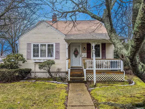 67 Brook St, Islip, NY 11751