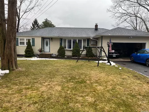26 Boxwood Ln, Holtsville, NY 11742