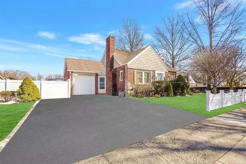 291 Fletcher Ave, Valley Stream, NY 11580