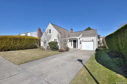 110 Rose Ln, New Hyde Park, NY 11040