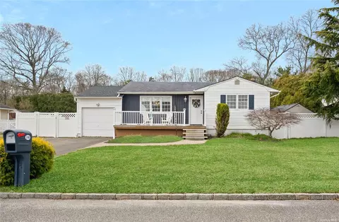 190 Holiday Blvd, Center Moriches, NY 11934
