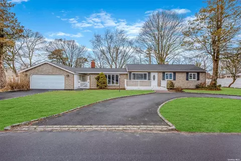 183 Brentwood St, Bay Shore, NY 11706