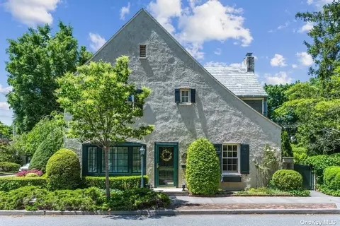 15 Franklin Ct, Garden City, NY 11530