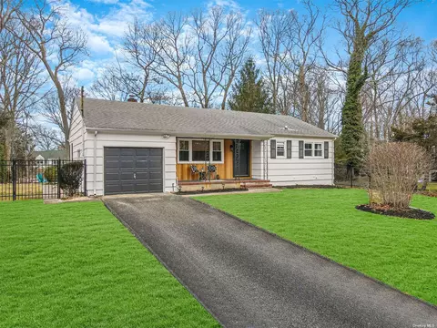 7 Marbeth Cir, Miller Place, NY 11764