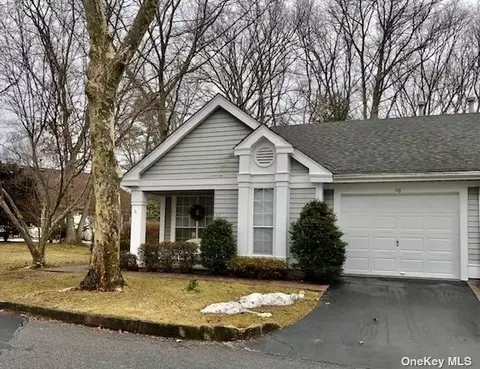 110 Glen Dr #110, Ridge, NY 11961