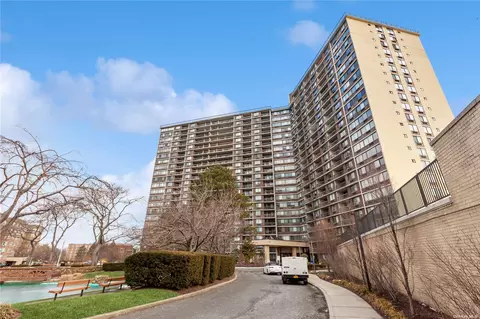 2 Bay Club Dr #8Z3, Bayside, NY 11360