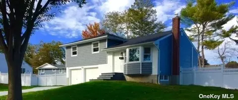 6 Hedgerow Ln, Commack, NY 11725