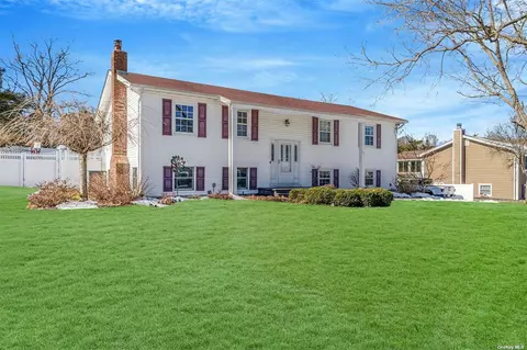 153 Northfield Rd, Hauppauge, NY 11788