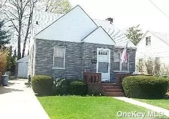 19 Stephen Ave, New Hyde Park, NY 11040
