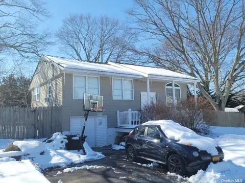 66 Peconic St, Selden, NY 11784