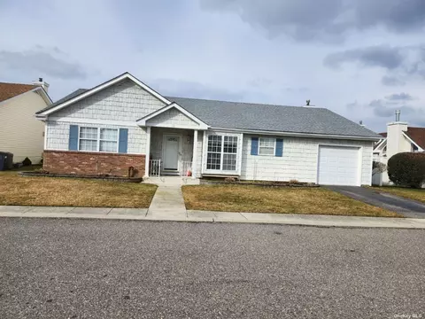 10 Doreen Dr #10, Oakdale, NY 11769