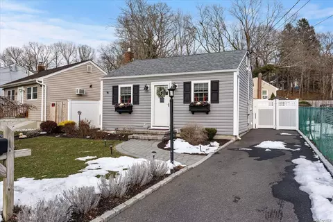 55 Kale Rd, Rocky Point, NY 11778