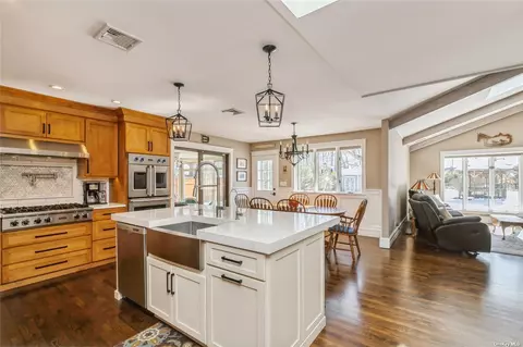 19 Loft Rd, Smithtown, NY 11787