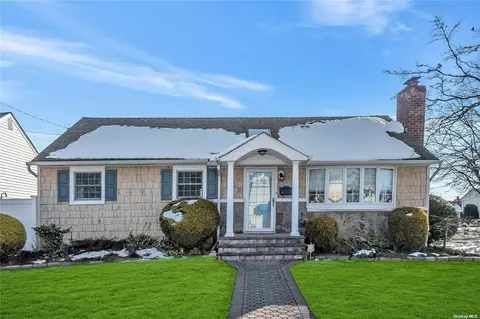 262 N 7th St, Bethpage, NY 11714