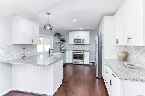 30 Rogers Ln, Smithtown, NY 11787