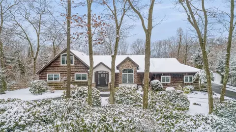 24 Cottontail Rd, Melville, NY 11747