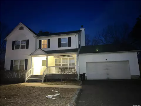 29 Apex Dr, Coram, NY 11727
