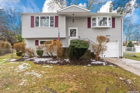 16 Vilno Ct, Huntington Station, NY 11746