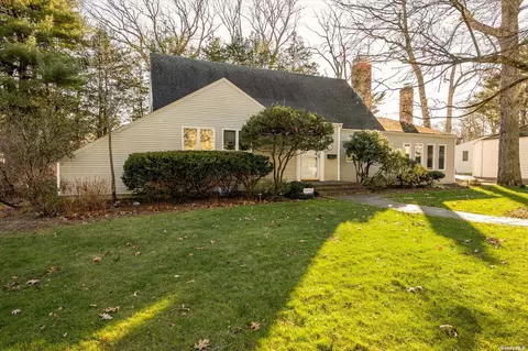 12 Wickham Rd, East Hills, NY 11577