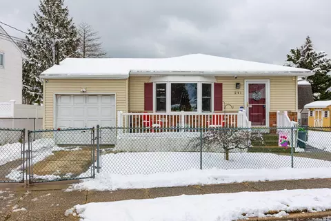 241 Houston St, Lindenhurst, NY 11757