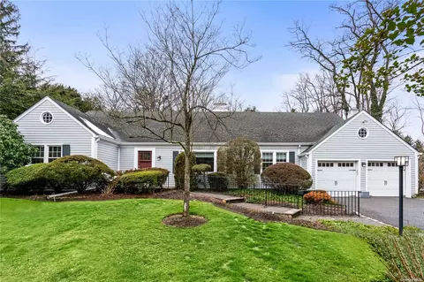 33 Cove Rd, Huntington, NY 11743
