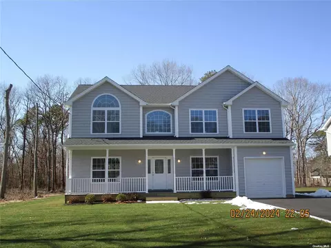 37 W End, Shirley, NY 11967