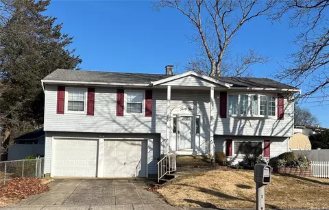 33 Saint Johns St, Sayville, NY 11782