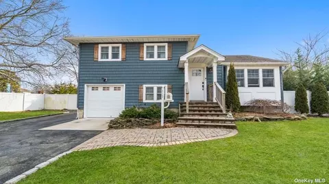 857 Milligan Ln, West Islip, NY 11795