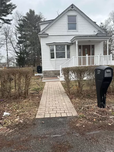 37 Date St, Central Islip, NY 11722