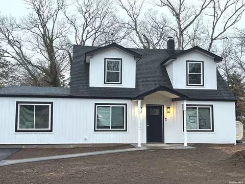 9 W Halley Ln, Central Islip, NY 11722
