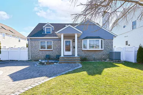 2724 Landing Ave, Bellmore, NY 11710